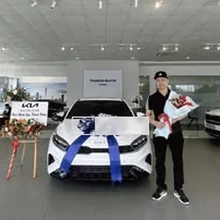 Kia Hà Nam - Hỗ trợ khách kiểm tra xe trước khi nhận.